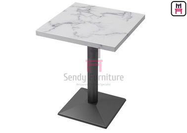 Formica หินอ่อนลาย HPL โต๊ะรับประทานอาหารของโรงแรมที่มีฐานเหล็กหล่อหนักสีดำ